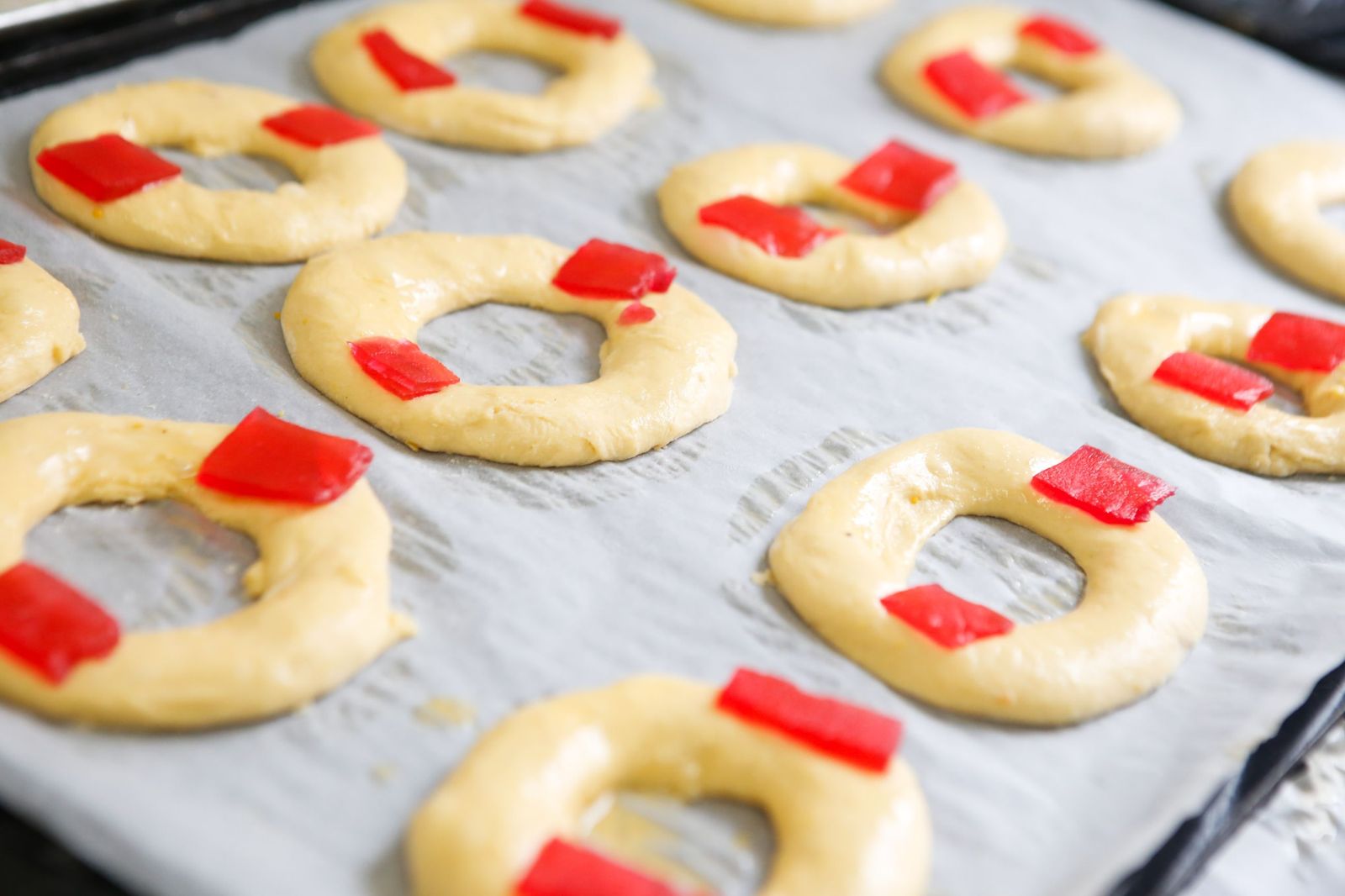 Fotos de la elaboración artesana del roscón de Reyes en la pastelería La Tarifeña