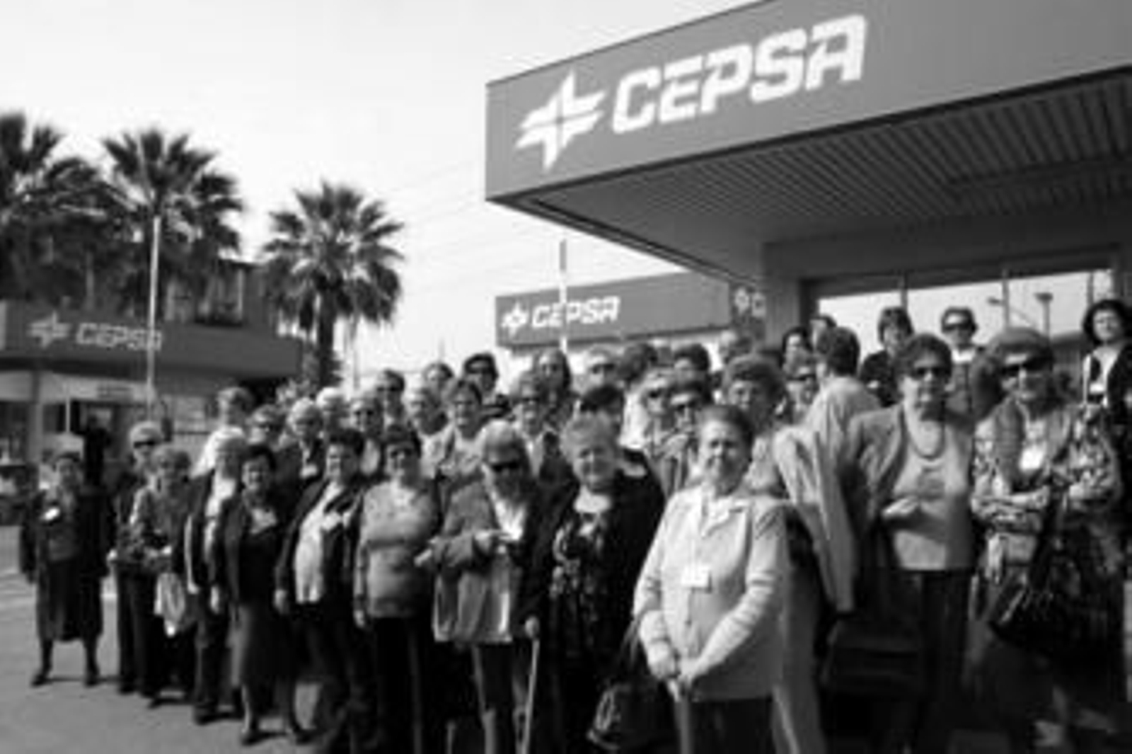 Imagen de la excursión de mujeres a las instalaciones de la refinería, ayer.