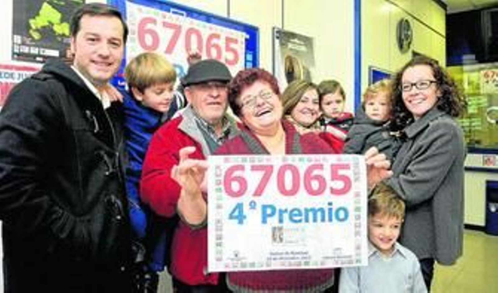 Los dueños de la administración de lotería y su familia en Peligros (Granada).