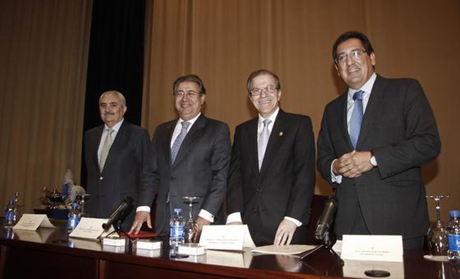 Las autoridades posan en el acto.

Foto: B. Vargas