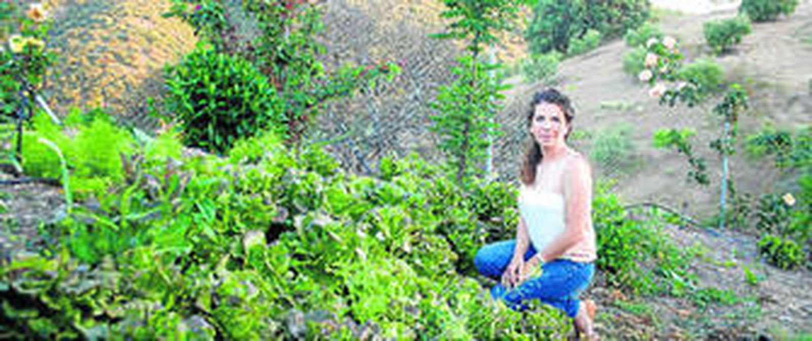 María Deltell, cofundadora de El huerto de Lola, en la parcela.