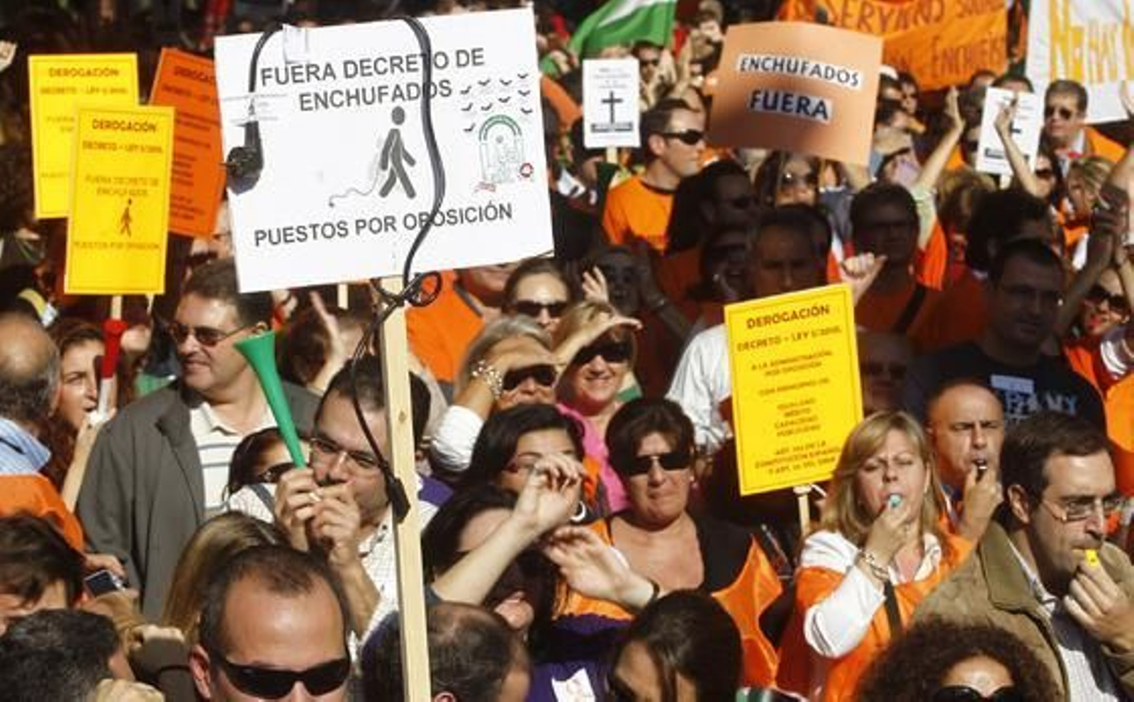 Miles de funcionarios se manifestaron desde la Alameda de Hércules hasta el Parlamento andaluz contra el decreto de la Junta bajo el lema 'Defiendo mi derecho y la gestión pública'.

Foto: Antonio Pizarro