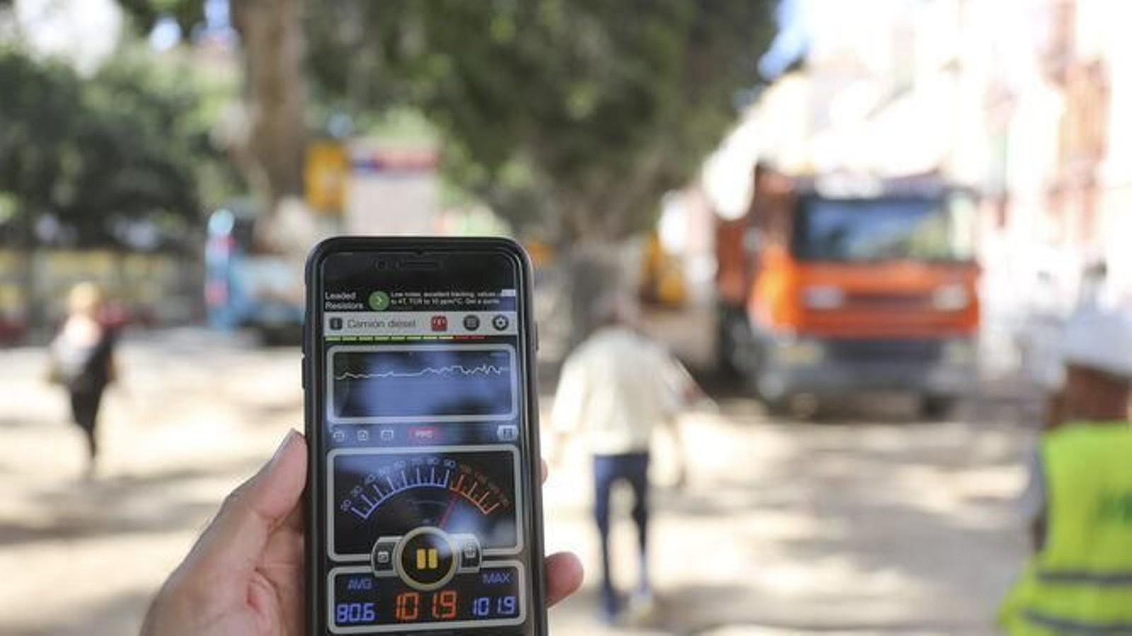 Una aplicación que mide los decibelios empleándose en el centro de Málaga.
