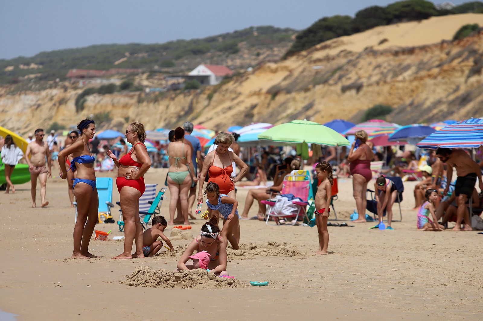 Imágenes del caluroso fin de semana en las playas de Huelva