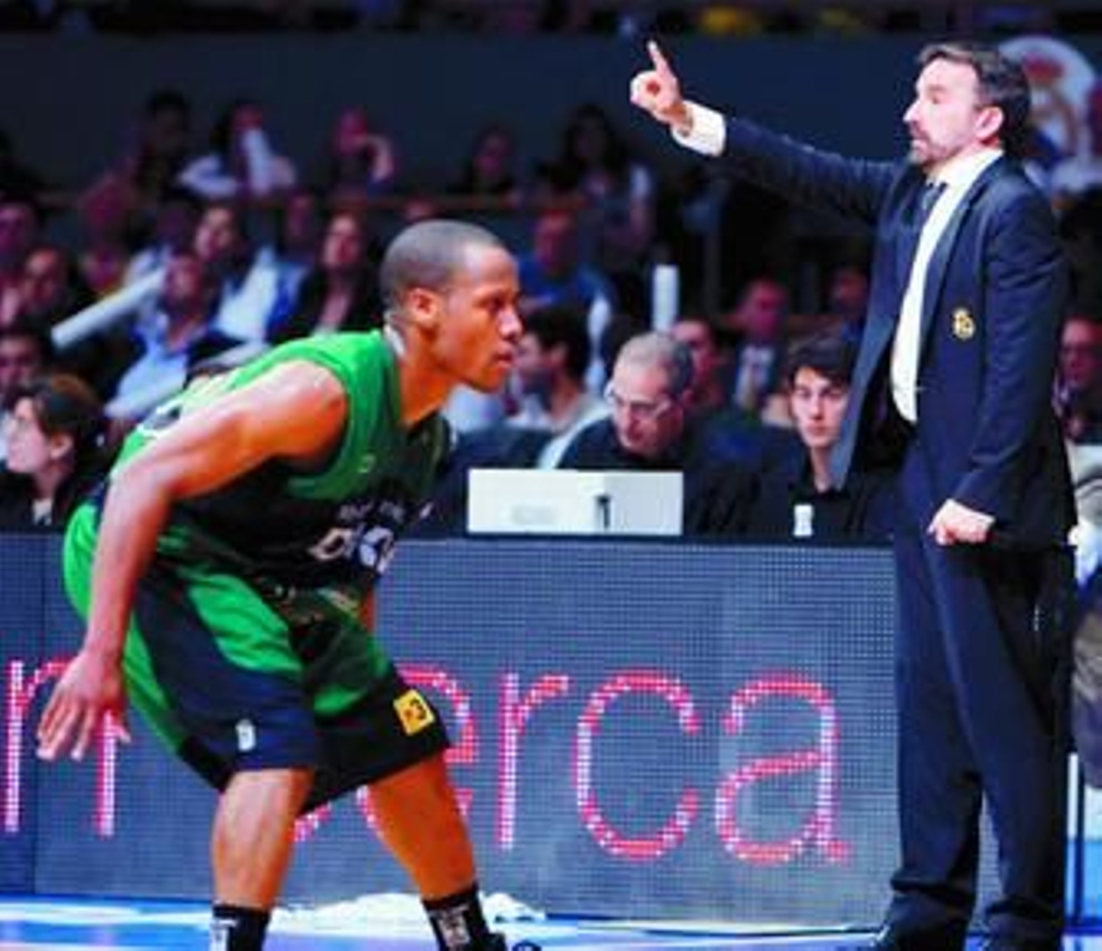 Plaza, detrás de Mallet, da instrucciones a sus jugadores en un partido del Real Madrid ante el Joventut.
