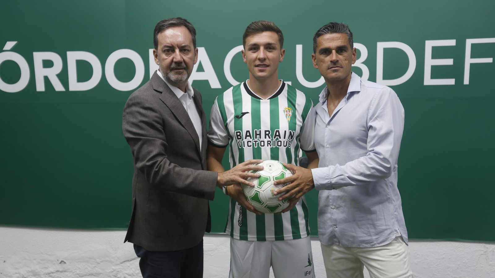 Del Moral, acompañado de Antonio Fernández Monterrubio y Juanito, tras ser presentado como jugador del Córdoba CF.
