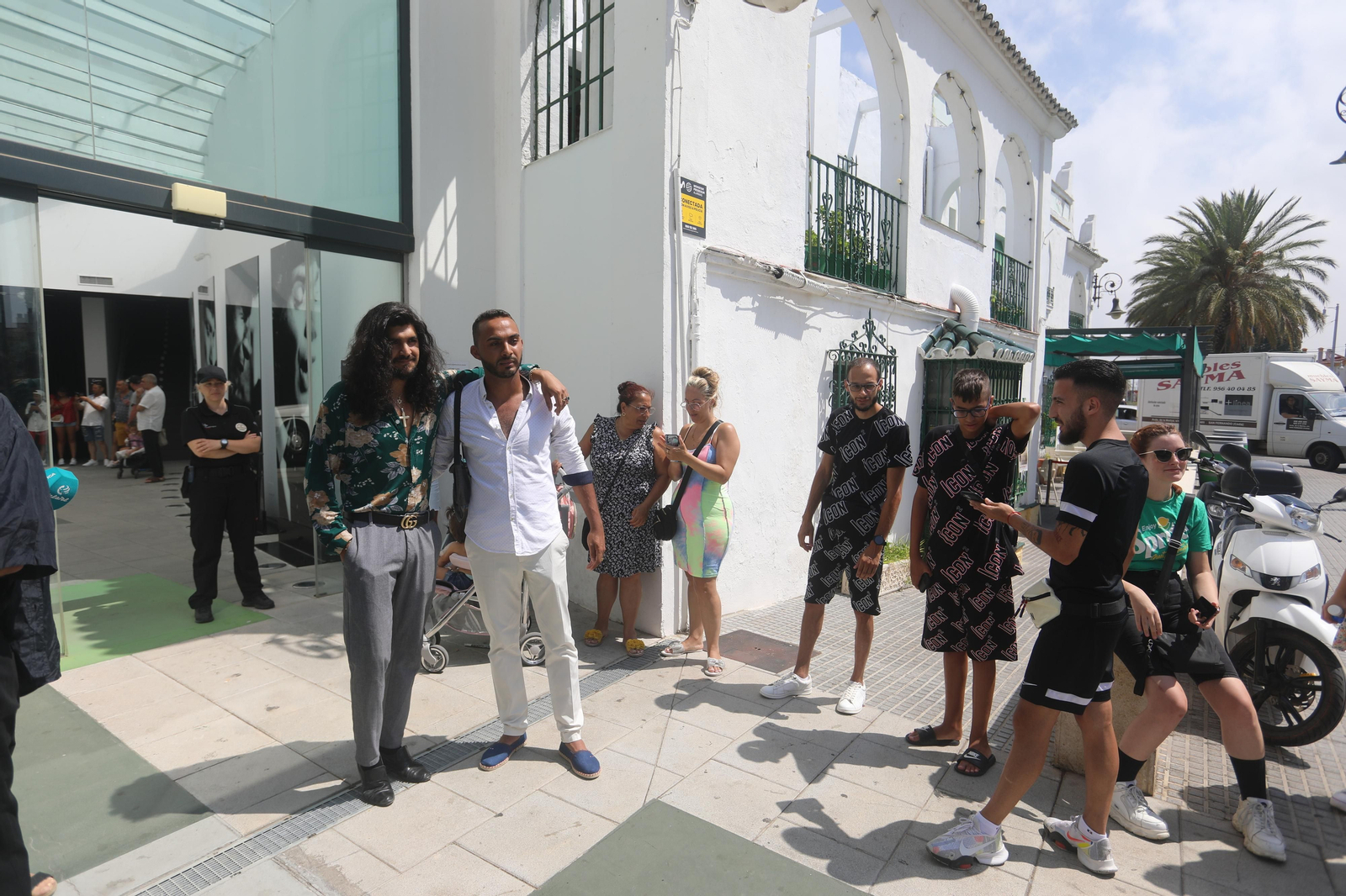 El cantaor flamenco Israel Fernández visita el Museo Camarón en San Fernando