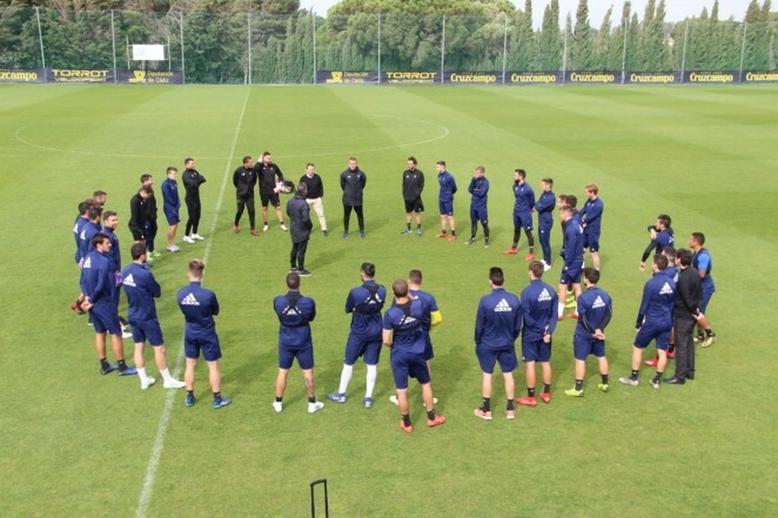 Cervera se dirigen a jugadores y demás integrantes del cuerpo técnico en la Ciudad Deportiva.