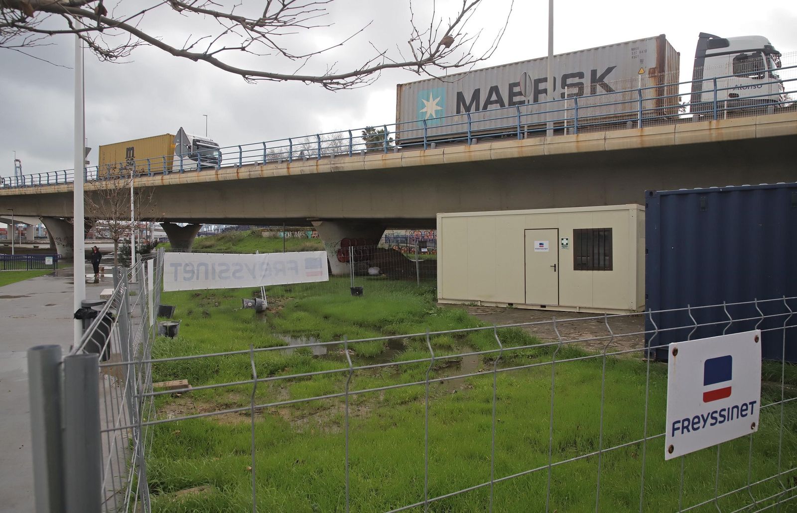Caseta de obra con maquinaria ligera estacionada, reflejando el inicio de los preparativos para los trabajos de mantenimiento.