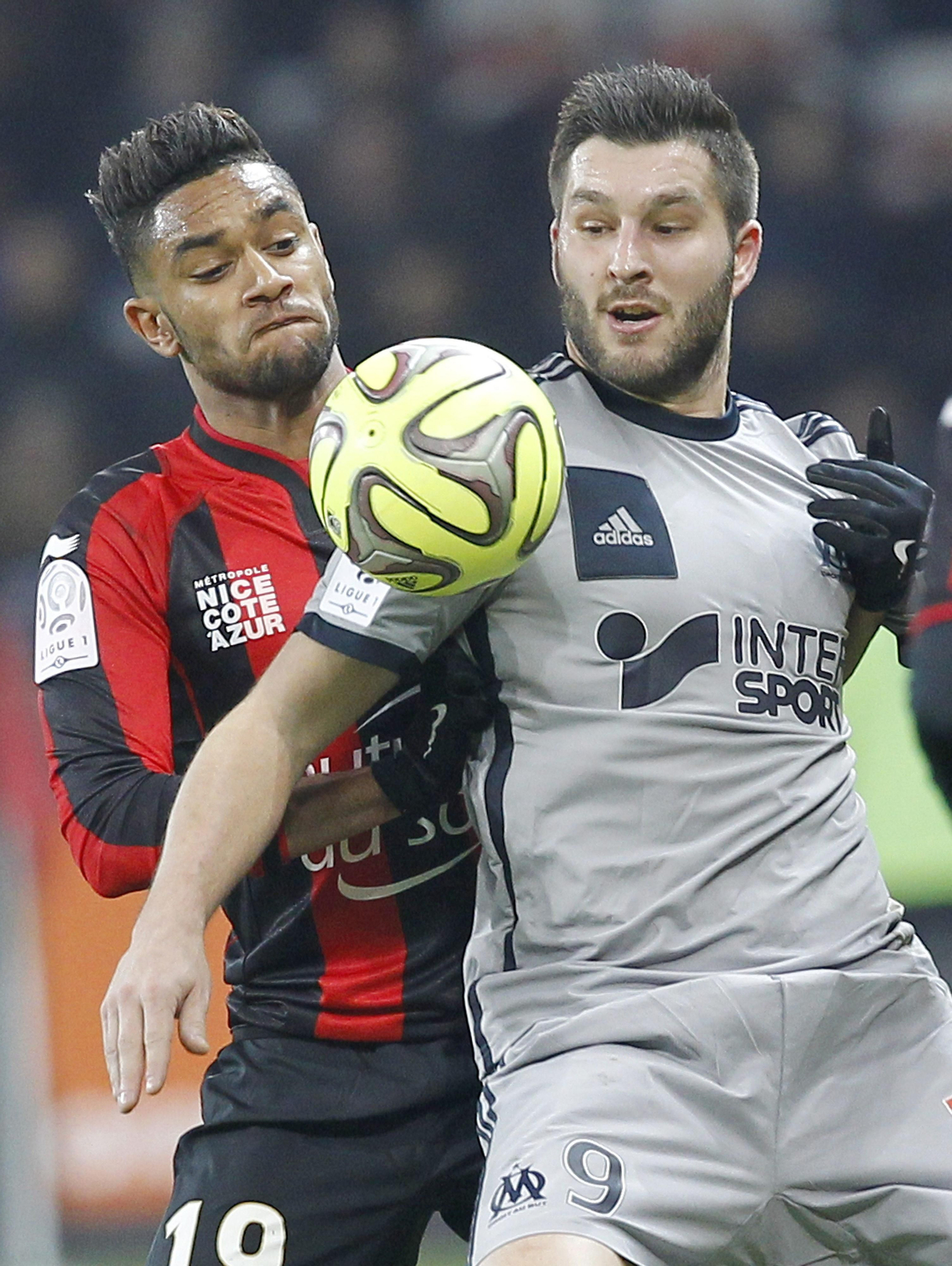 Jordan Amavi, a la izquierda con la camiseta rojinegra del Niza ante Gignac, del Olympique de Marsella.