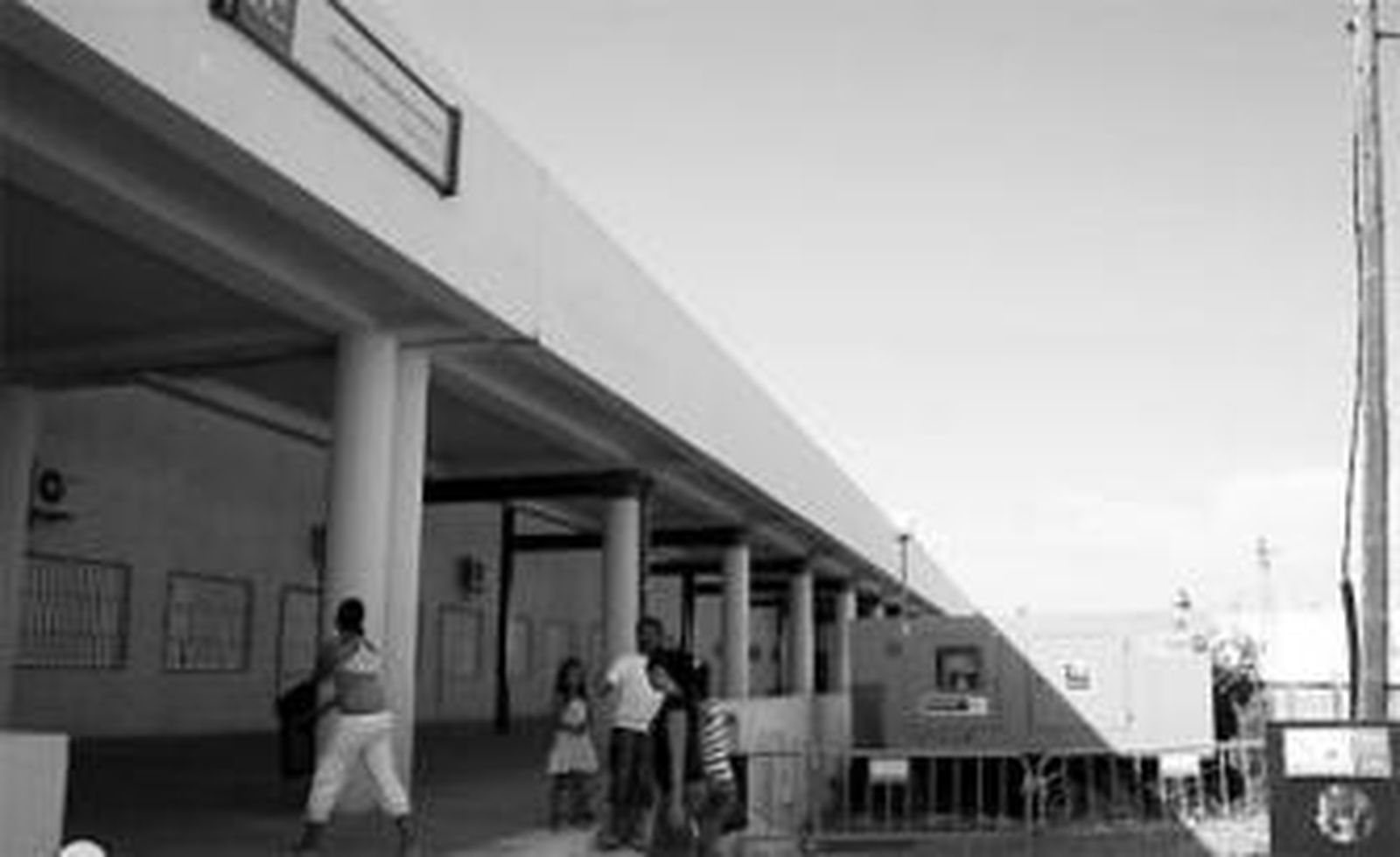 Entrada al centro con el generador al fondo.