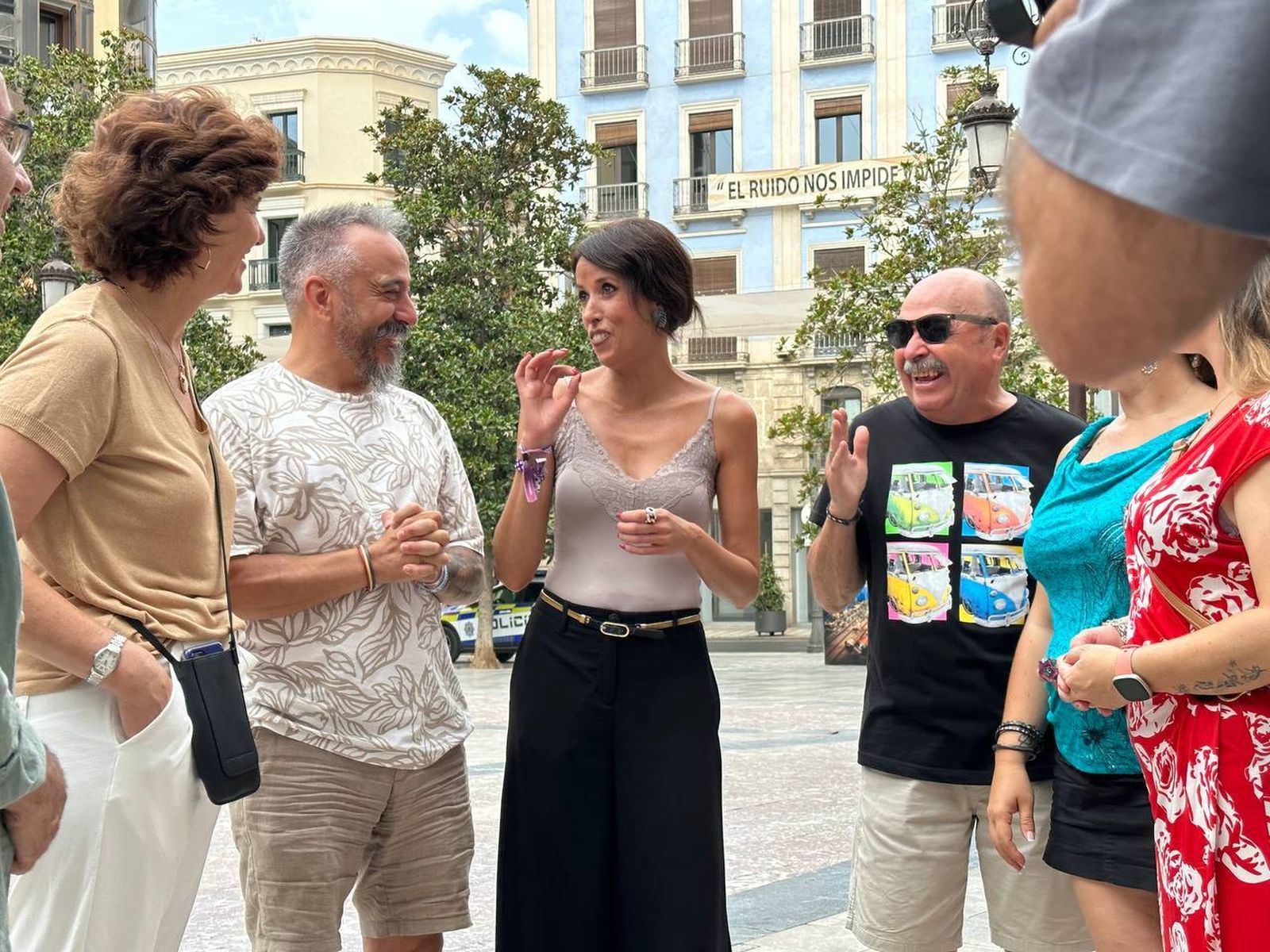 Martina Velarde habla con ciudadanos en la Plaza del Carmen de Granada