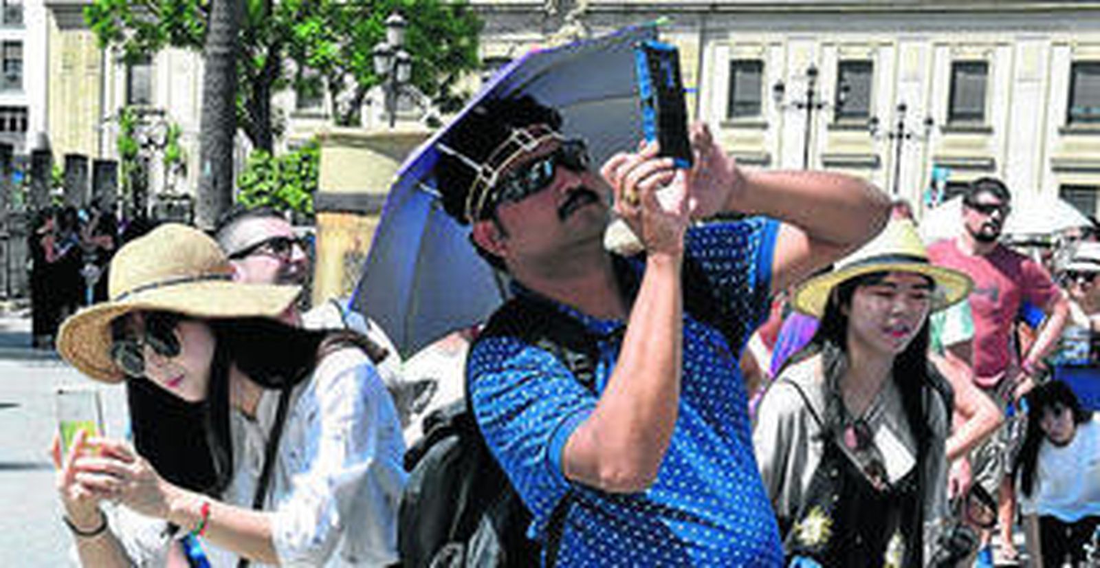 Visitantes asiáticos se recrean en el centro de la ciudad.