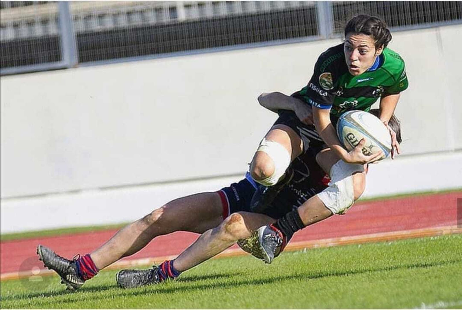 Jessica Arana es placada por una adversaria durante un encuentro.