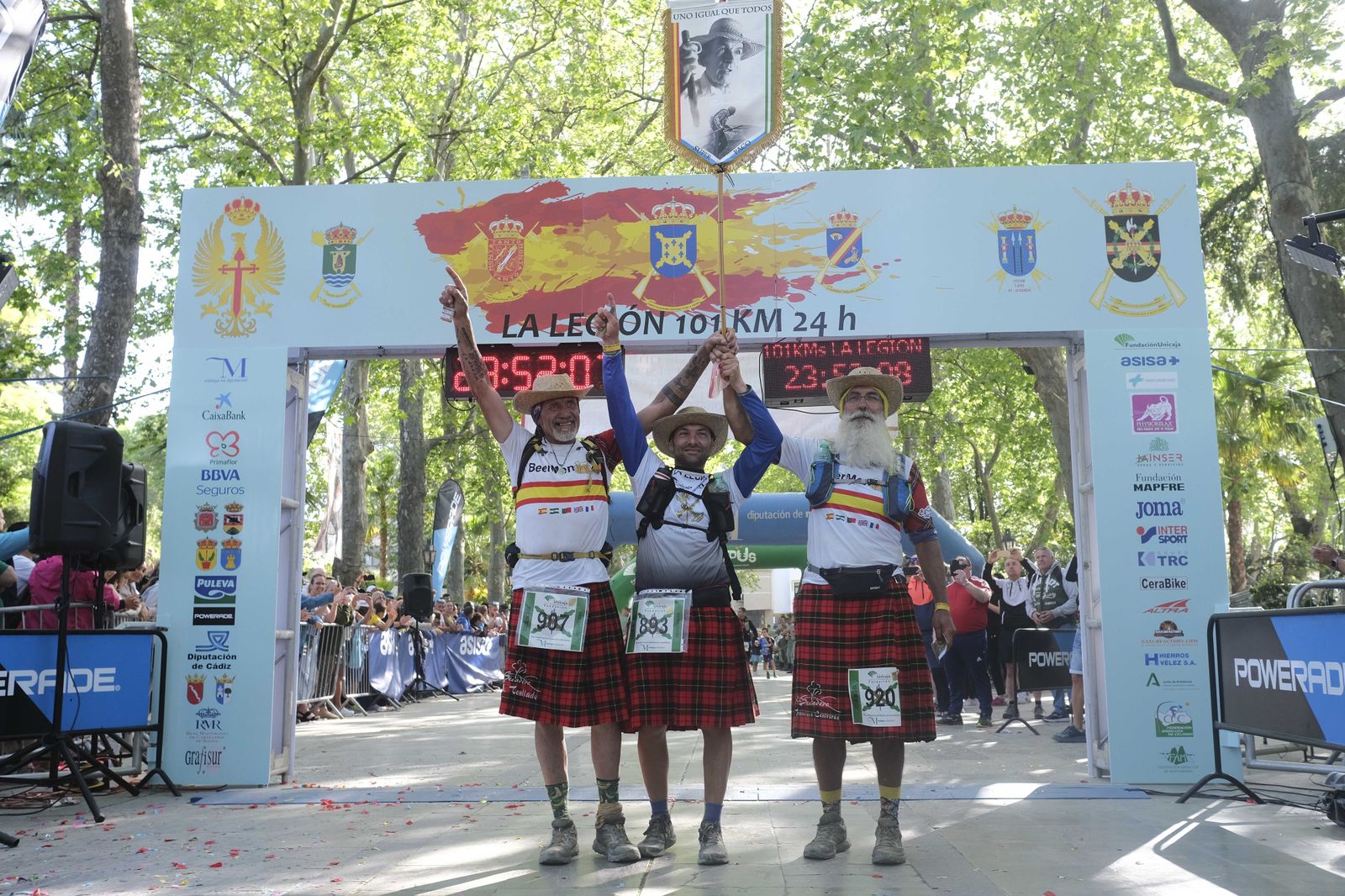 Cierre de la meta de los 101 kilómetros de la Legión, en fotos.