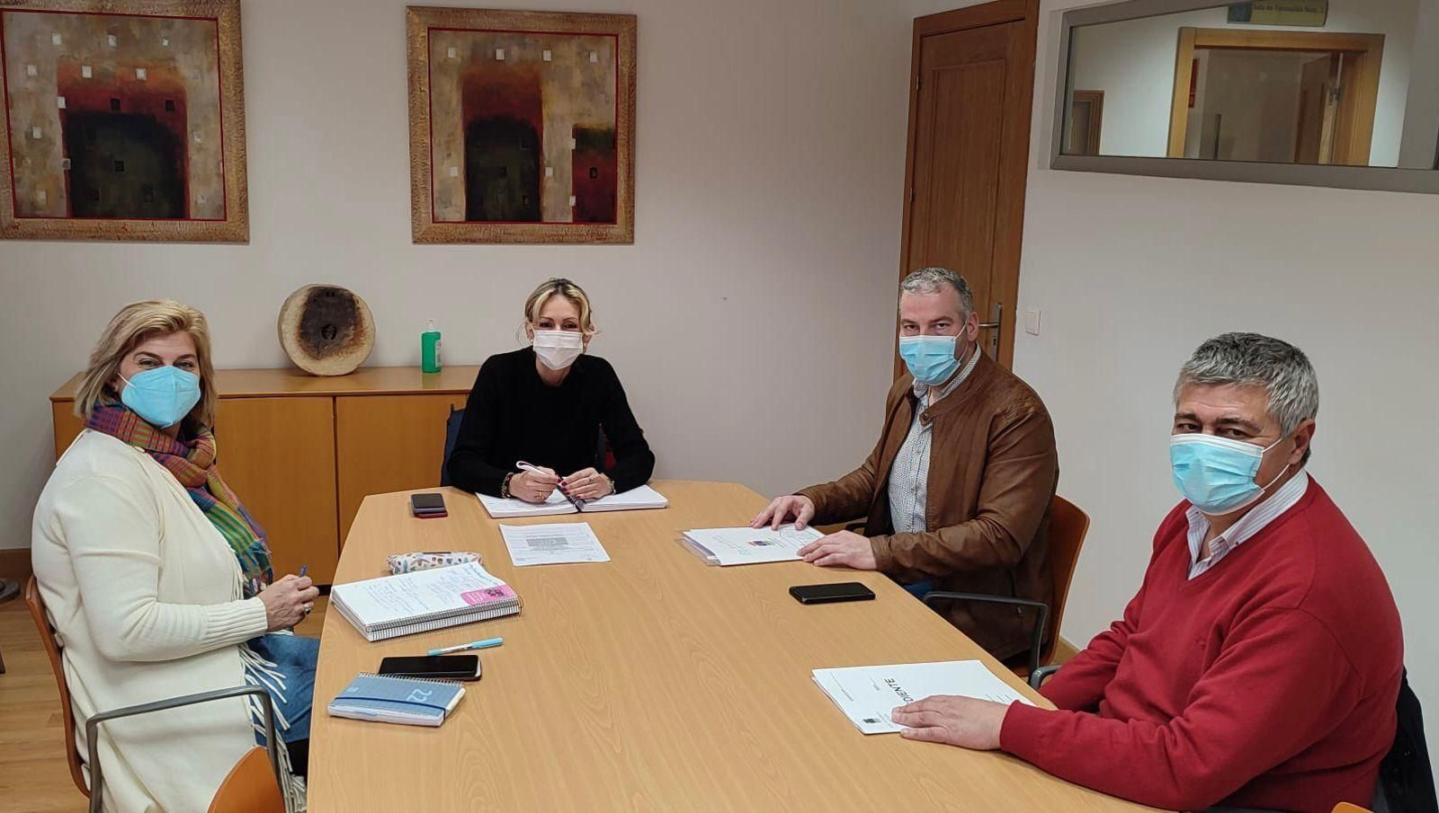 Reunión del alcalde de La Carlota con la delegada de Educación.