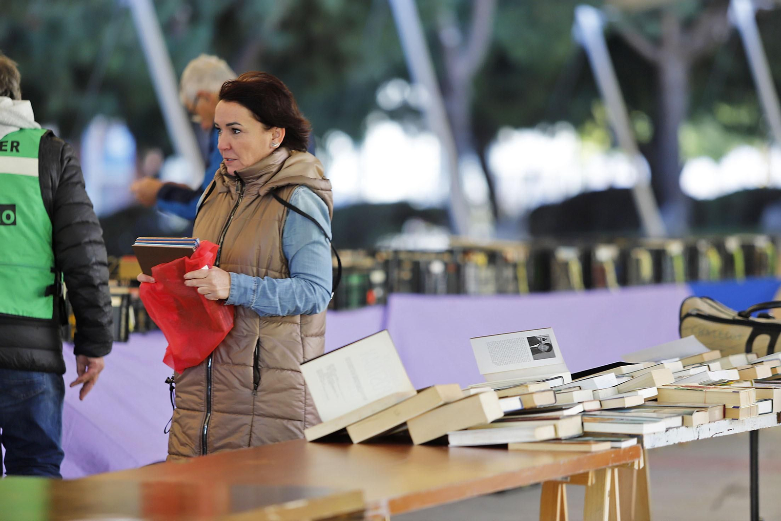 Imágenes del mercadillo solidario de Ayre en Huelva