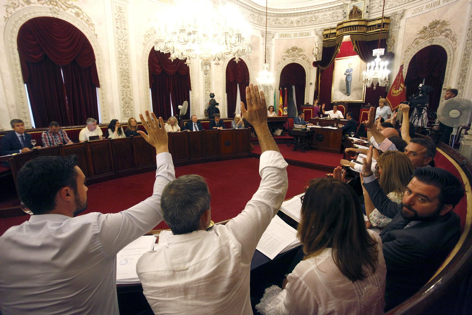 Imagen de la votación en el Pleno del Ayuntamiento de Cádiz de la remunicipalización.