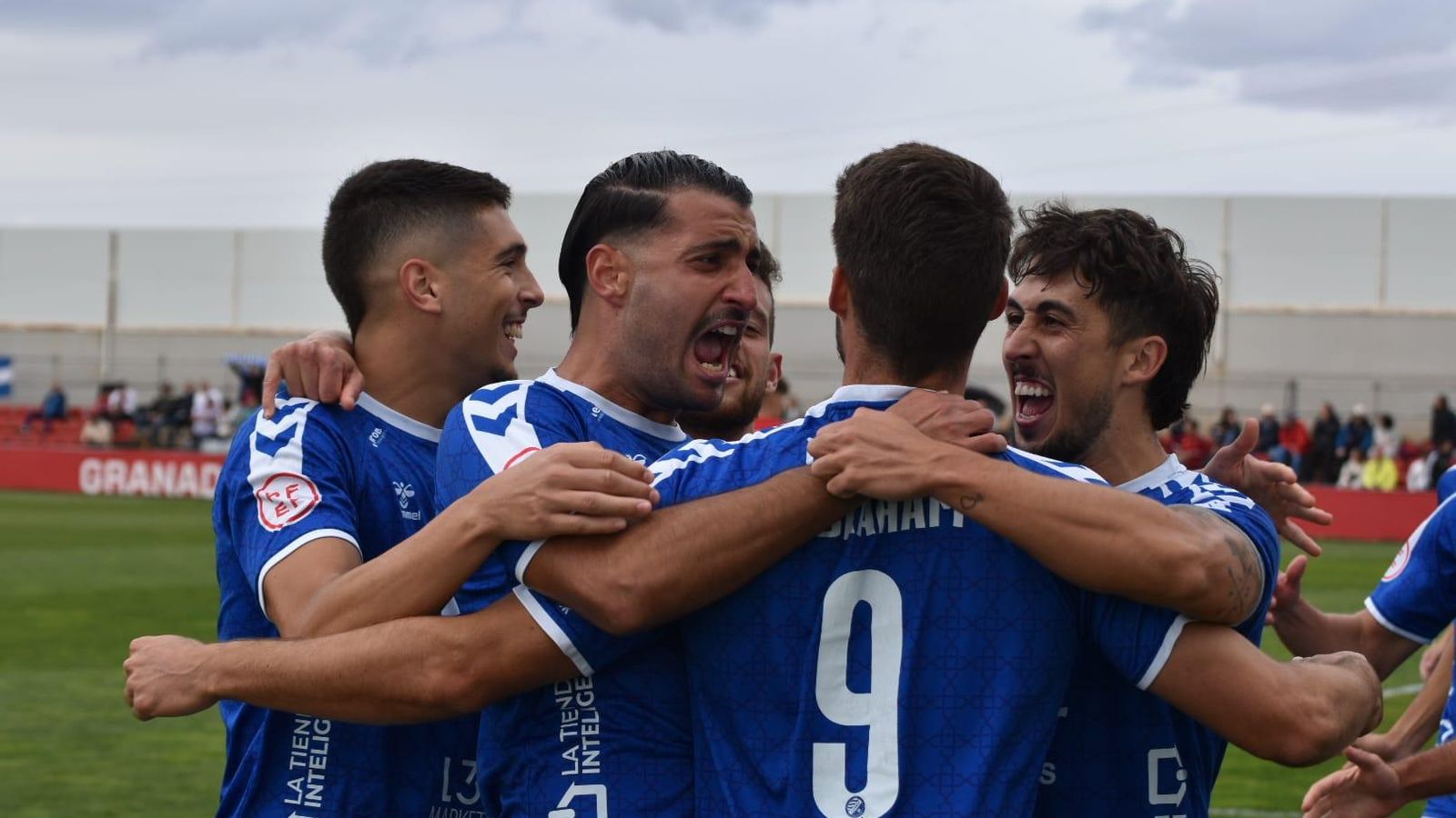 Los jugadores del Xerez DFC felicitan a Abraham tras anotar el 0-1. Los jugadores del Xerez DFC felicitan a Abraham tras anotar el 0-1.