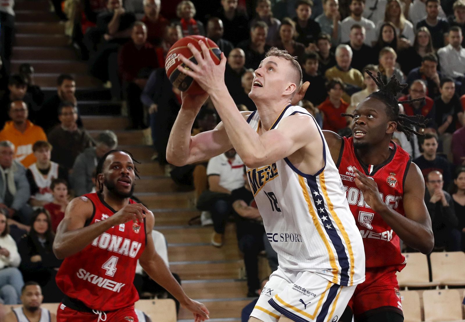 Anzejs Pasecniks, con el Boulogne-Levallois Metropolitans 92, ante el jugador del Monaco Yoan Makoundou.