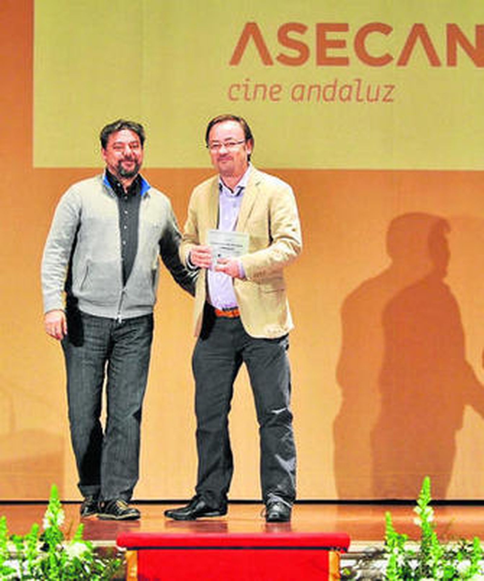Martín Cuenca recibe uno de los premios de manos de Antonio Onetti.