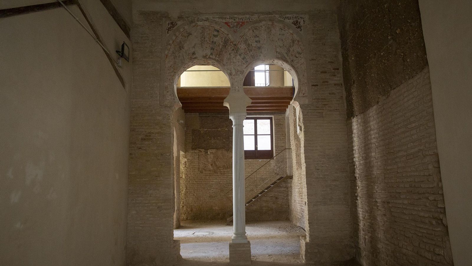 Arco de acceso a la alcoba occidental descubierto durante la restauración.