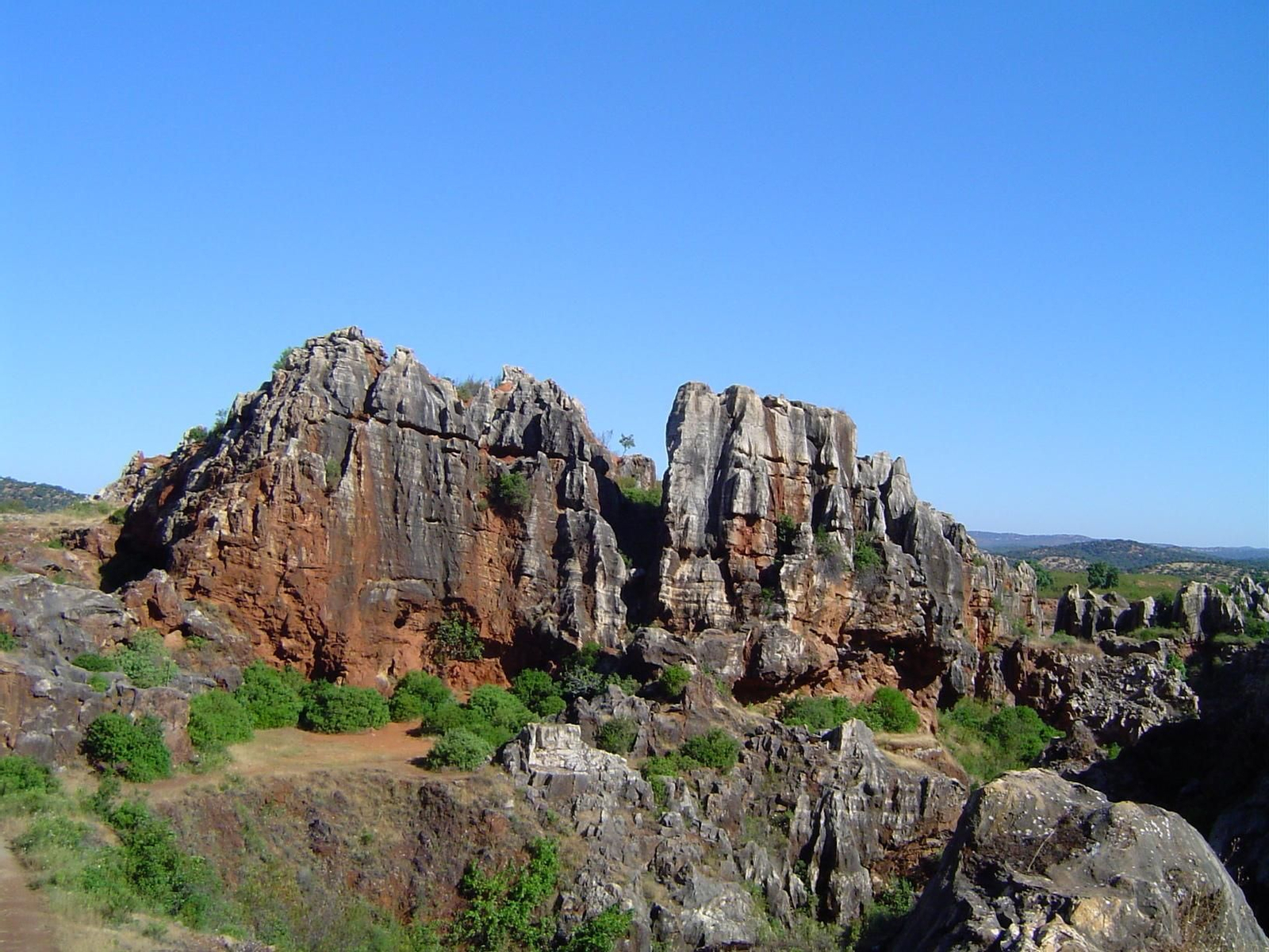Georparque del Cerro del Hierro enclavado en el Parque Natural de la Sierra Norte de Sevilla.