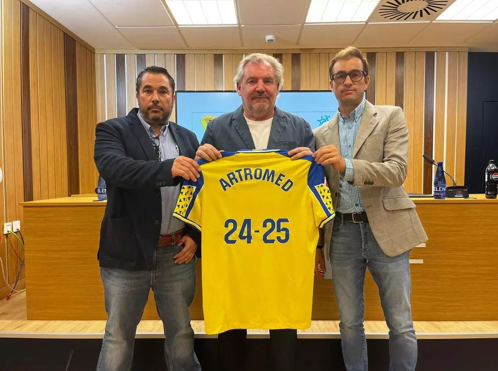 Vizcaíno entre los doctores Cachero y Vilches.