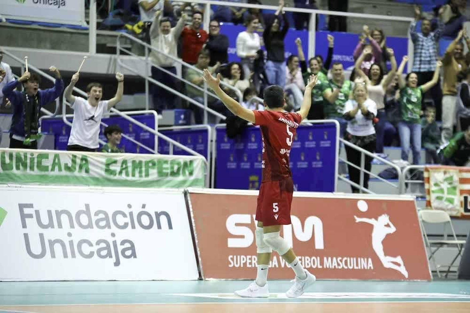 Paquillo Fernández levantando al público del Moisés Ruiz.