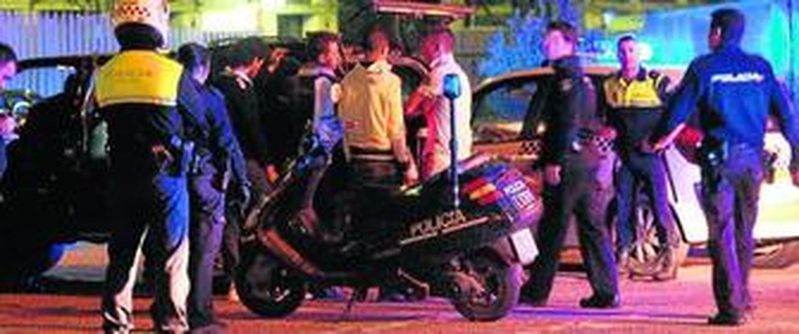 Policías locales y nacionales identifican a unos jóvenes, instantes después del apuñalamiento de Francisco José Guerrero.