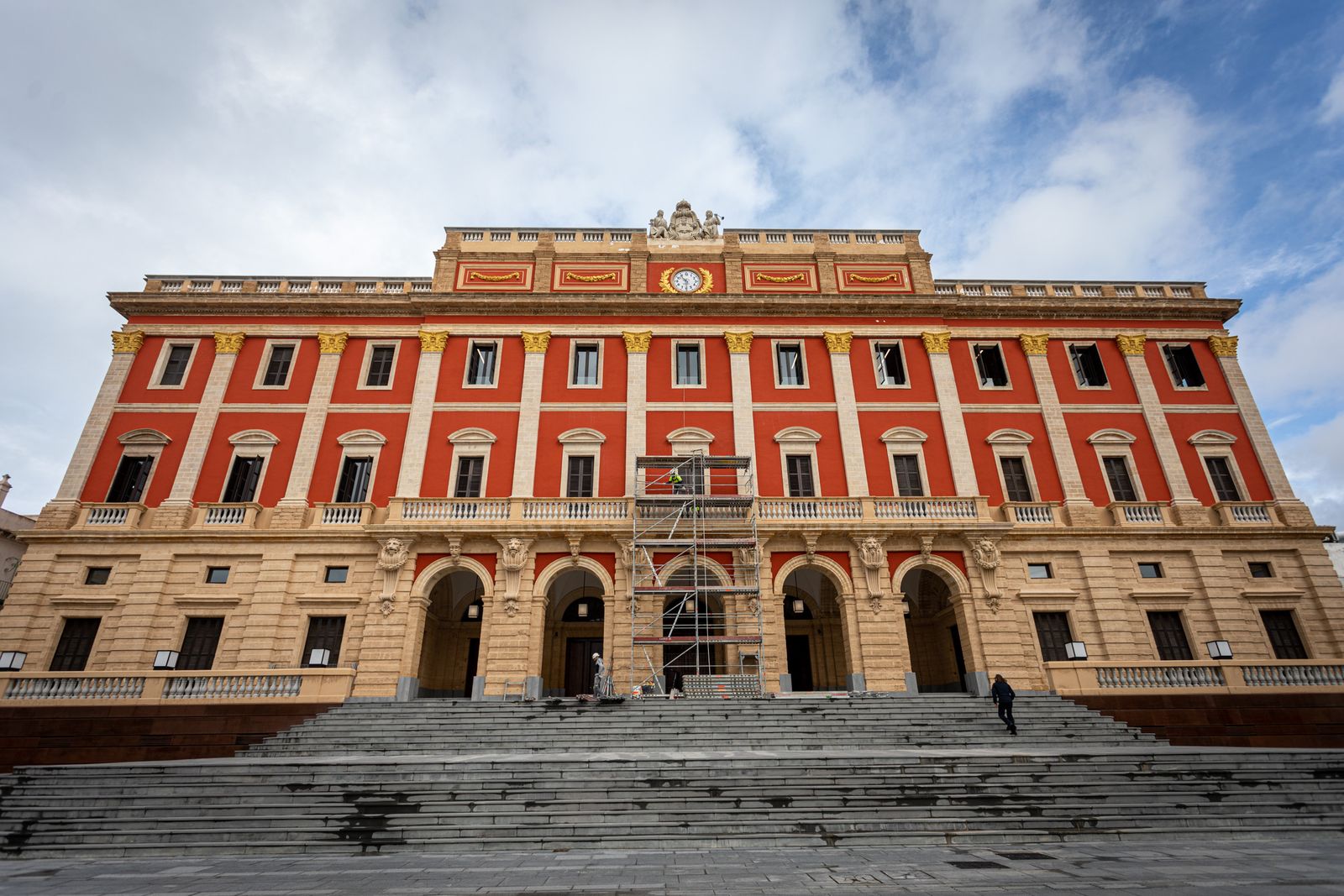 Fachada del Ayuntamiento con el andamio para los trabajos de retirada del letrero y la creación de un tramo de cornisa.