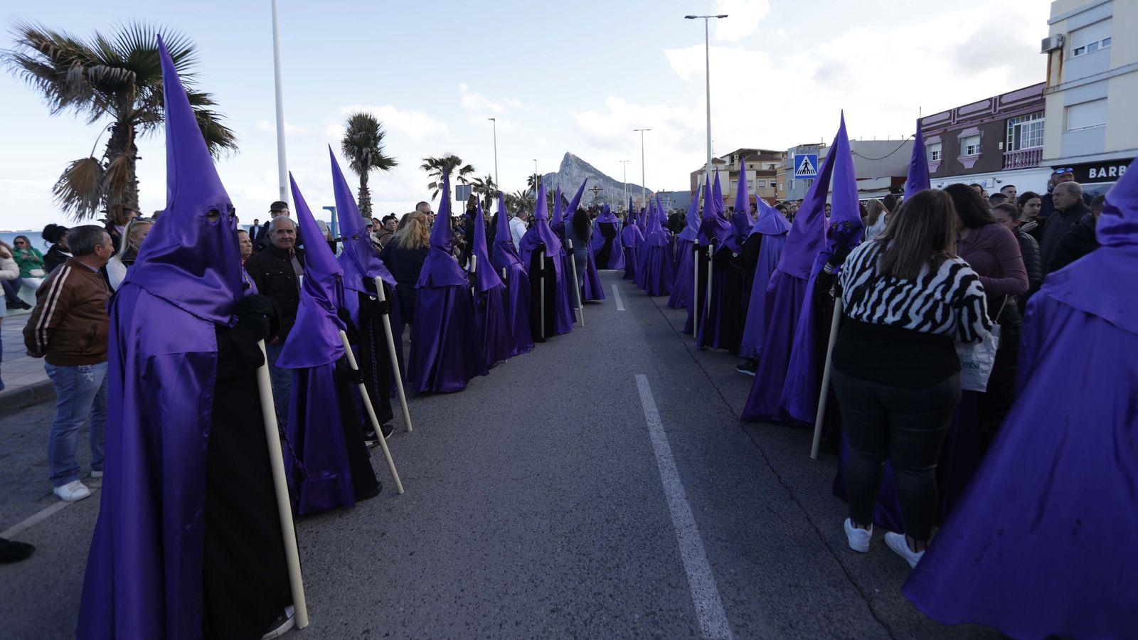 Fotos del Viernes Santo en La Línea: Cristo del Mar y Luz y Esperanza Nuestra, Soledad y Santo Entierro, Cristo del Amor y Misericordia y Amargura.