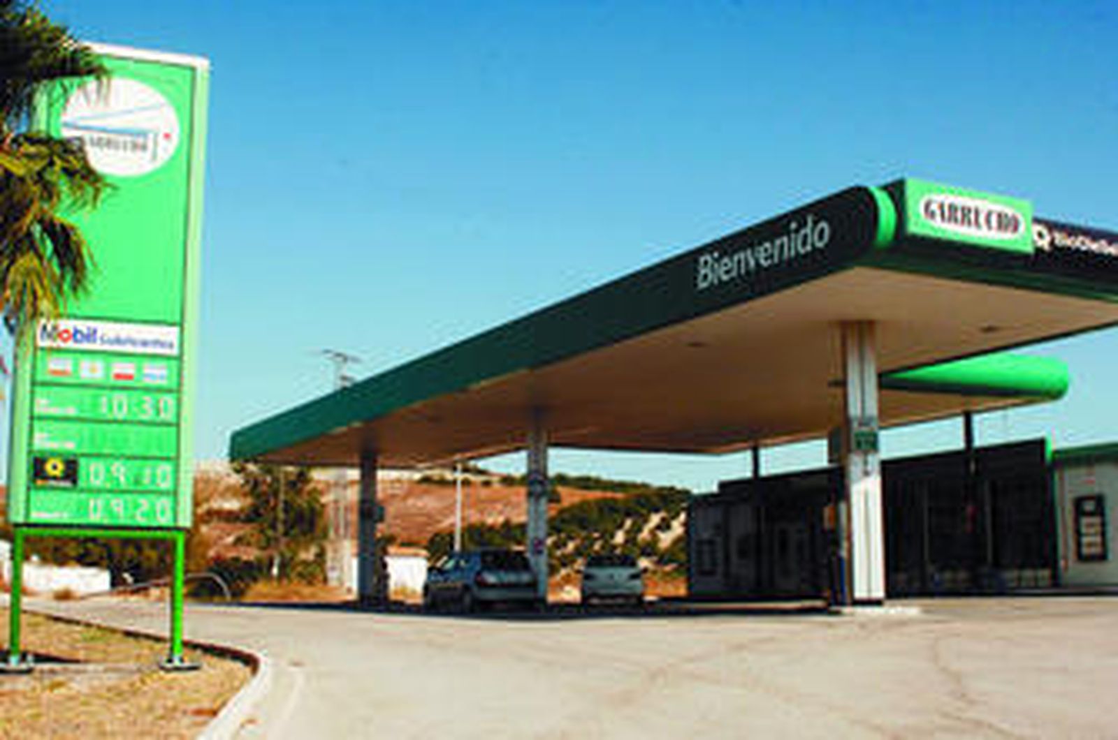 Estación de servicio 'Garrucho', en Arcos, en una imagen tomada ayer.
