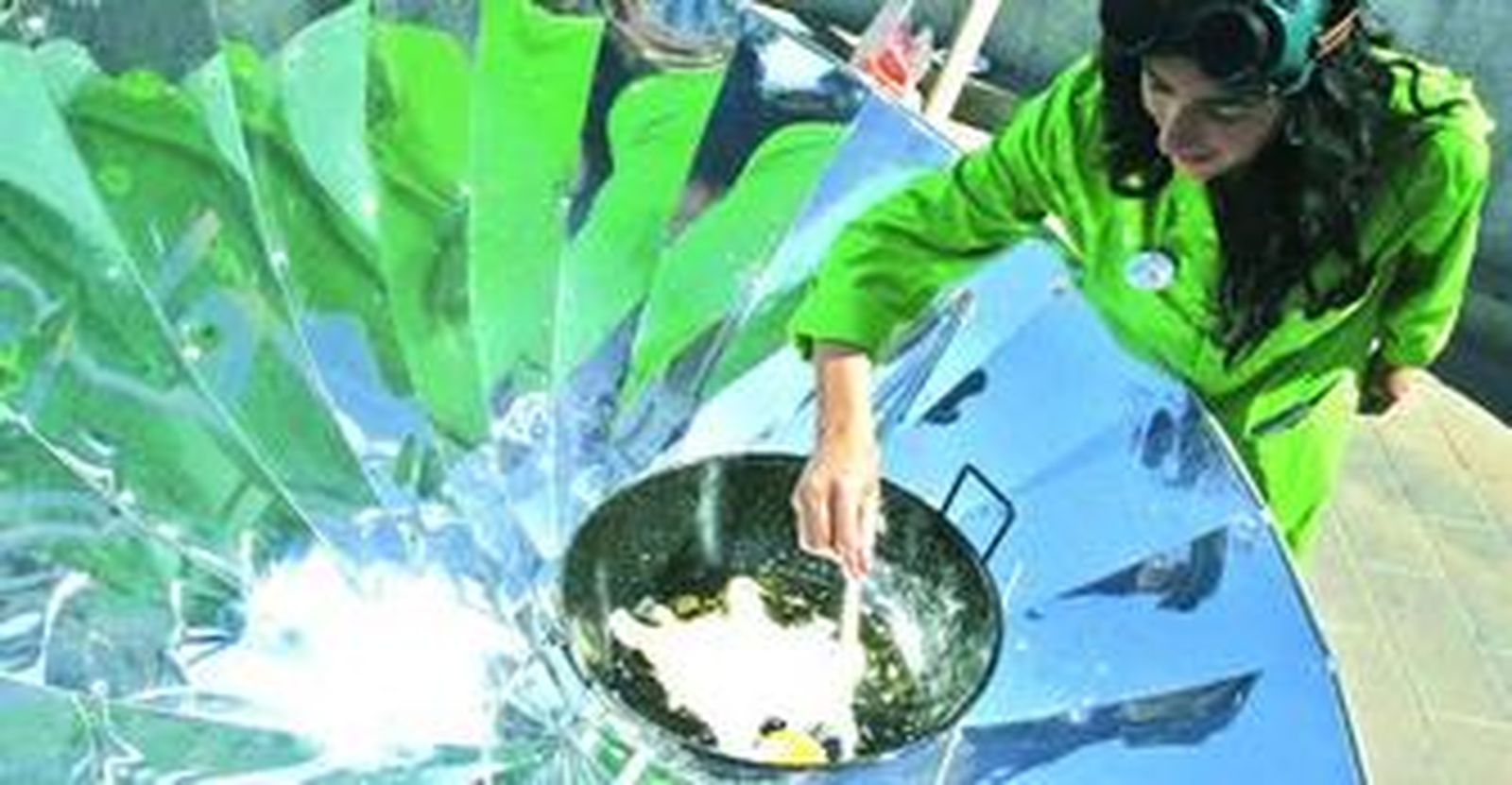 Un miembro de la patrulla de la energía fríe un huevo con las radiaciones solares.