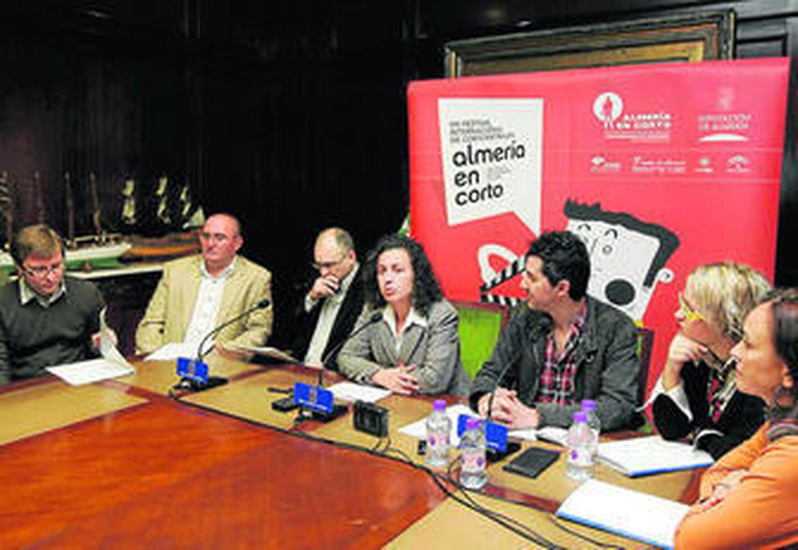 Caridad Herrerías y Óscar de Julián, con los miembros del jurado.