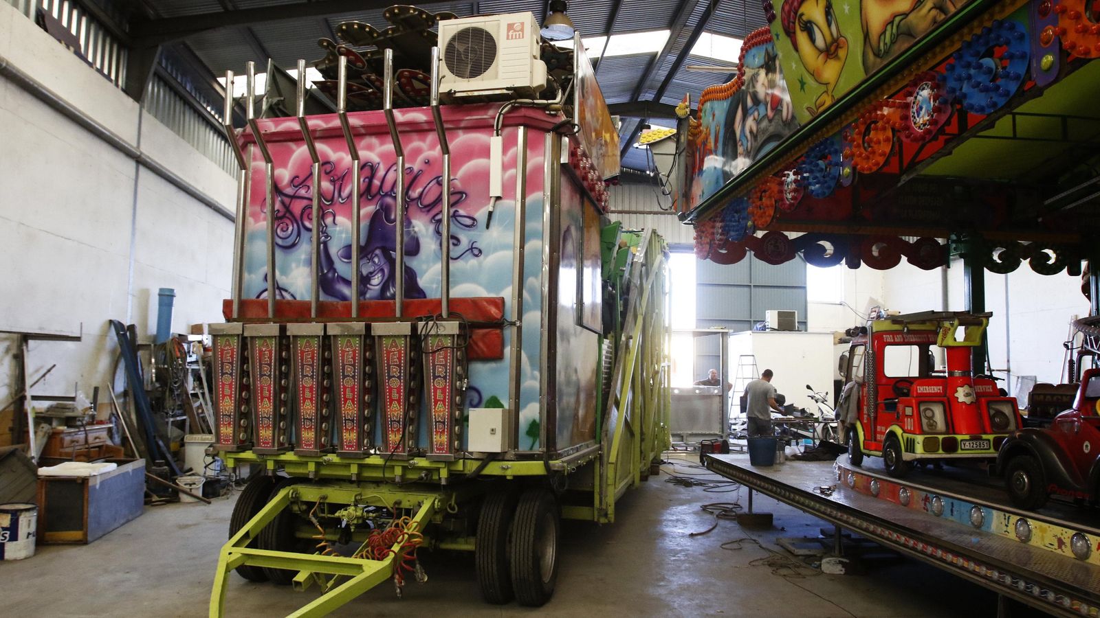 Atracciones de feria guardadas en una nave en Lucena.