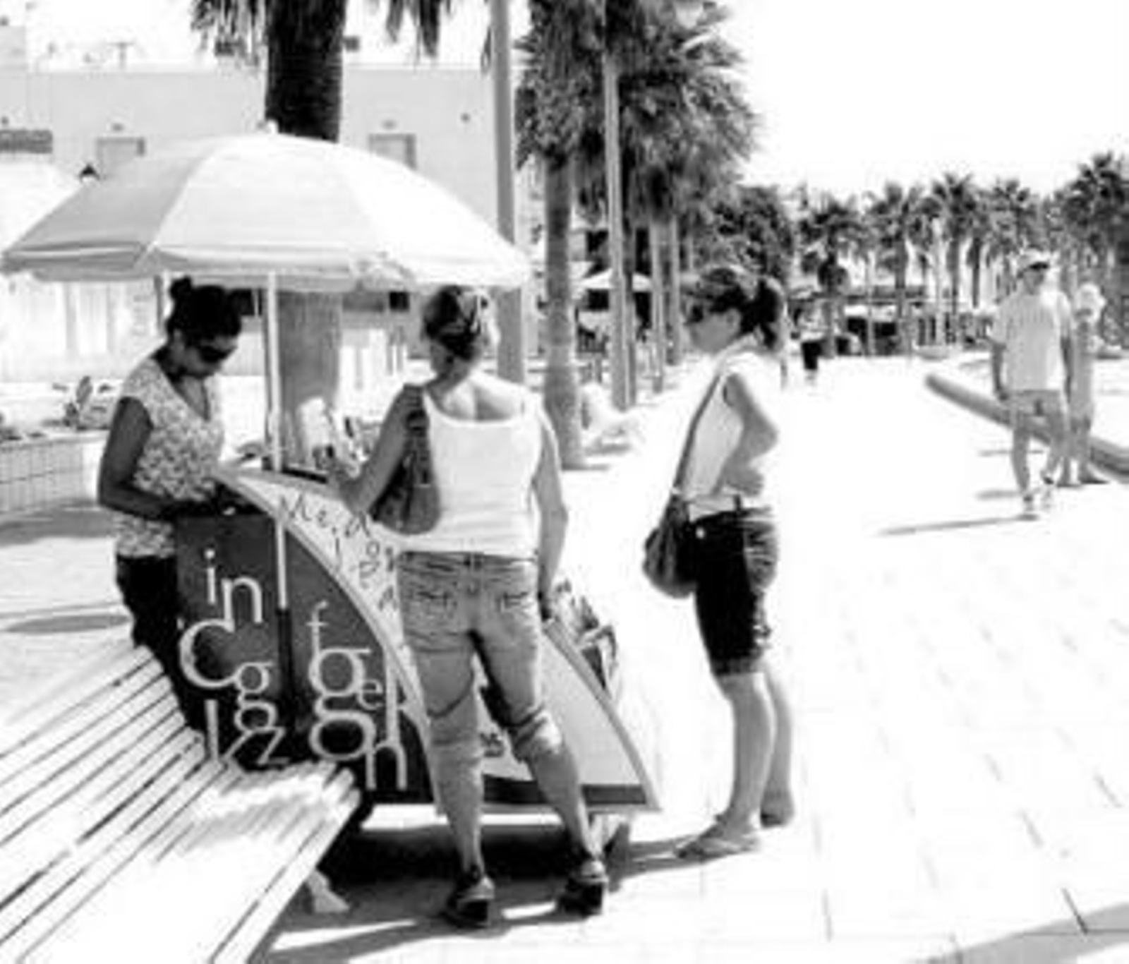 Las monitoras transportan los libros en carritos.