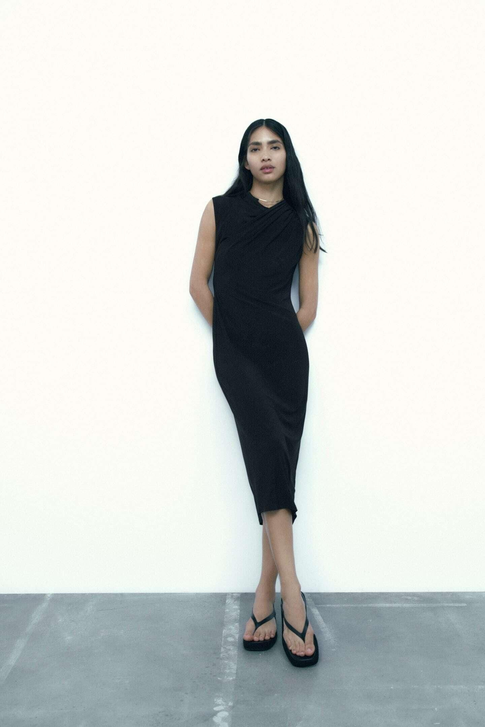 Vestido negro de Zara.