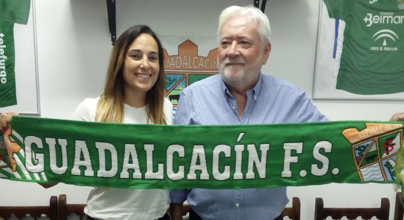 Pitu posa feliz junto a Luis Delgado, presidente del Guadalcacín FSF.