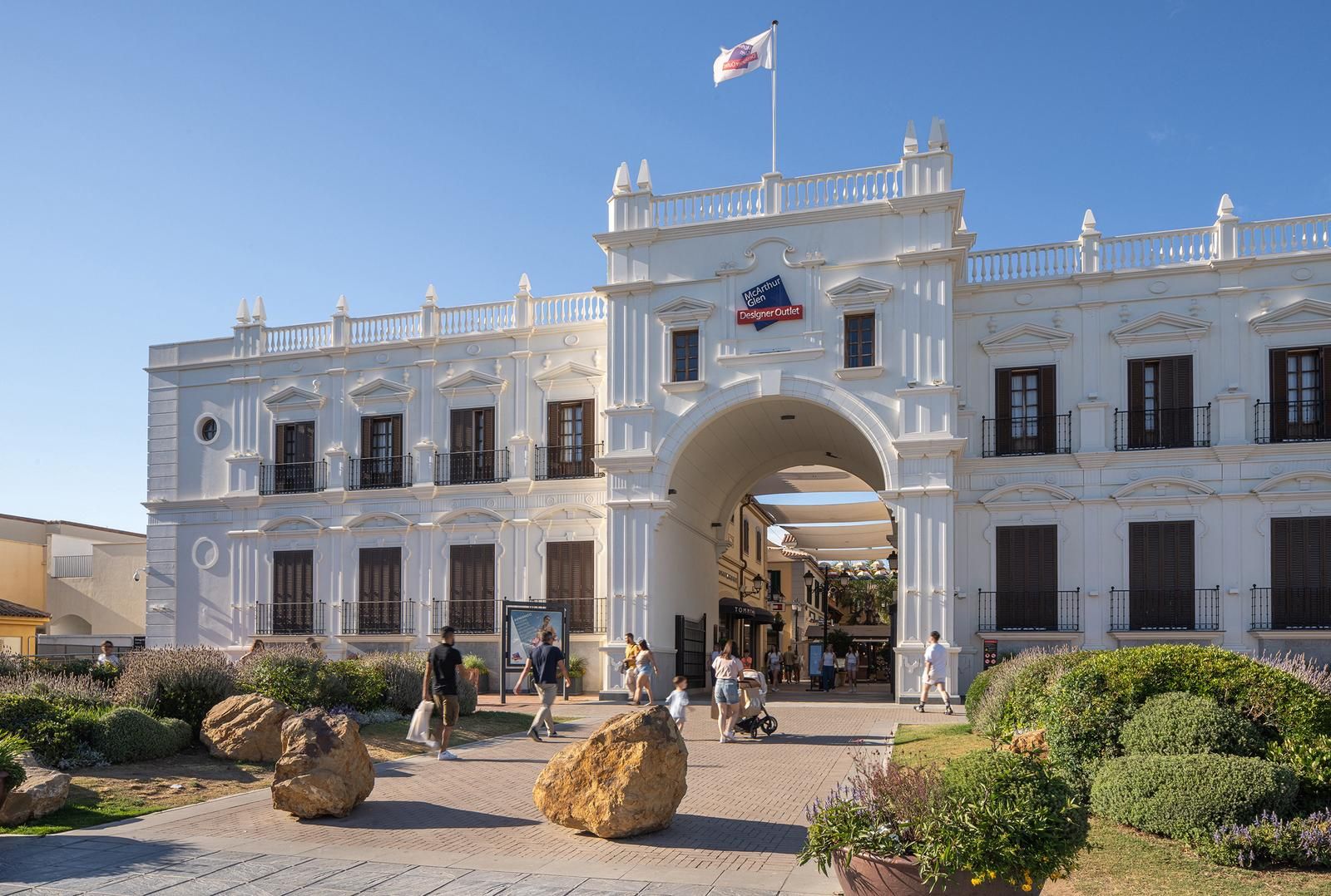 Fachada de entrada al outlet McArthurGlen Málaga.