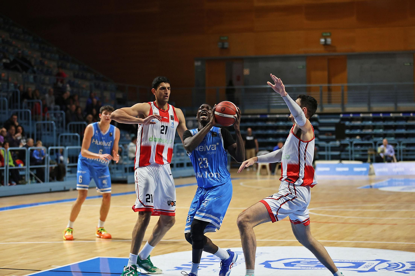 Imágenes del encuentro de baloncesto entre el Ciudad de Huelva y el Damex UDEA Algeciras