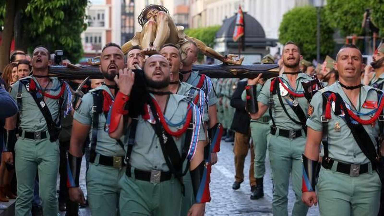 Así fue la procesión del Cristo de la Vera+Cruz acompañado por la Legión en el año 2019