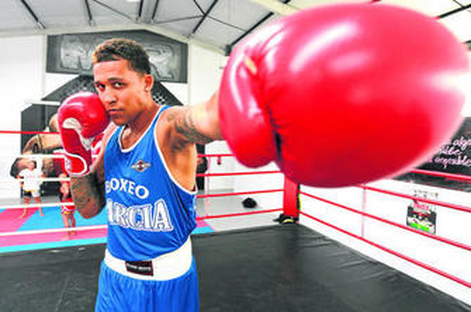 Alejandro Camacho se ejercita en las instalaciones de la Escuela de Boxeo García, en el polígono de El Palmar.