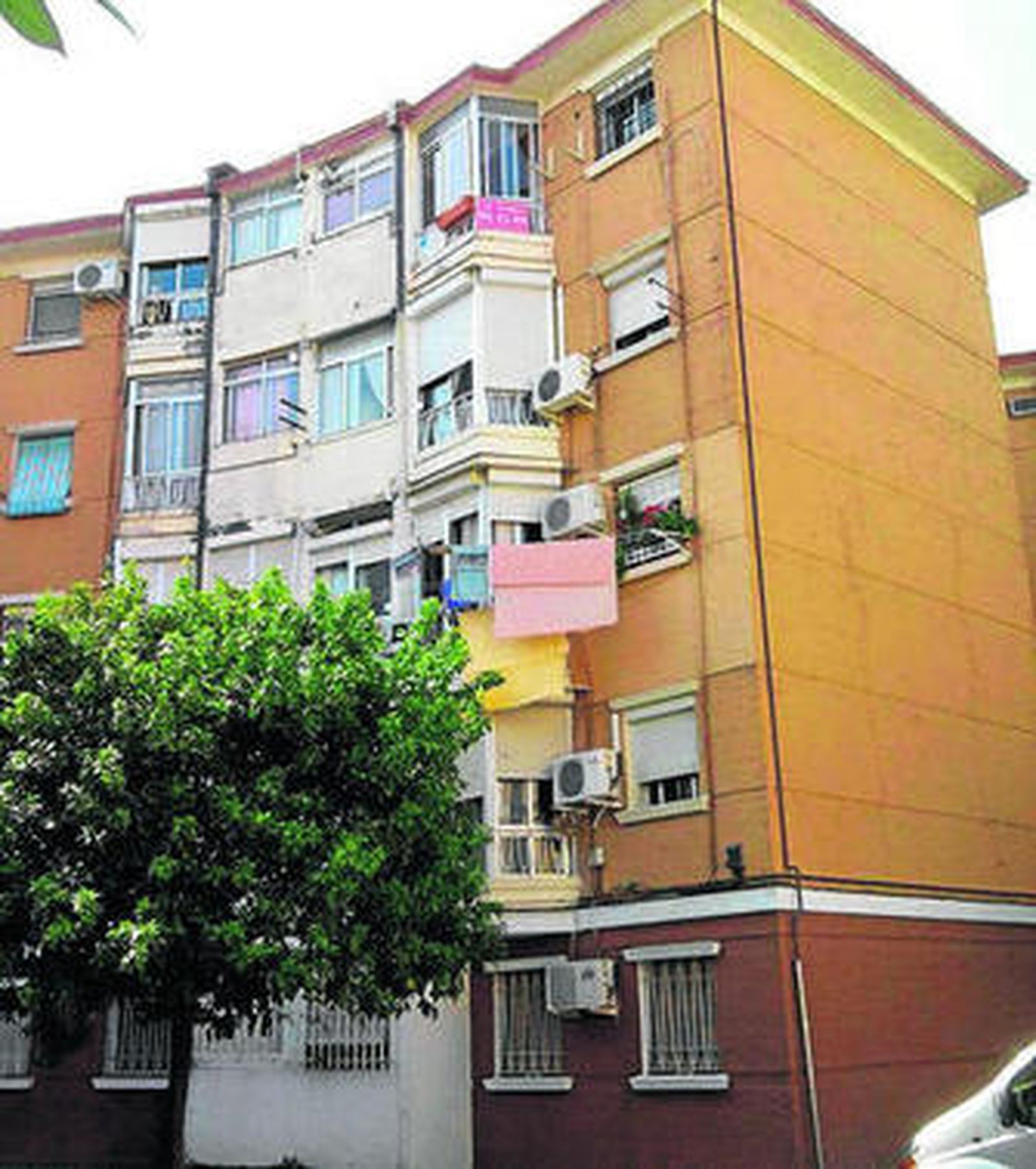 Piso de dos dormitorios en la calle Navíos Argos por 44.300 euros.