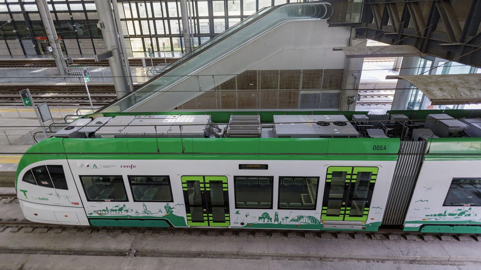 El tranvía en la estación de Renfe en Cádiz. El tranvía en la estación de Renfe en Cádiz.