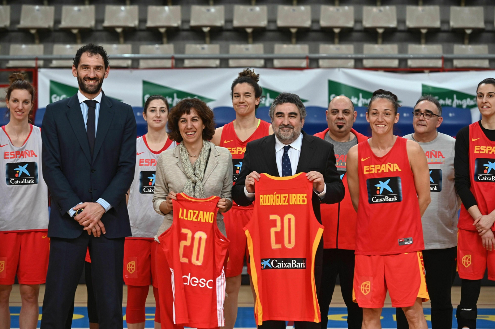 Laia Palau, capitana de la selección, junto a Jorge Garbajosa, presidente de la FEB, y el ministro de Cultura y Deportes, José Manuel Rodríguez.