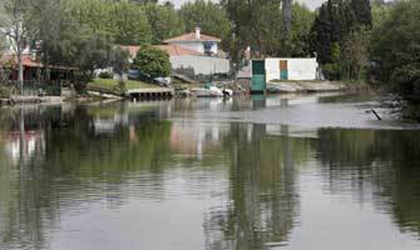 Embarcaderos en las traseras de las viviendas de la calle Golondrina, que dan directamente al río. /Fito Carreto