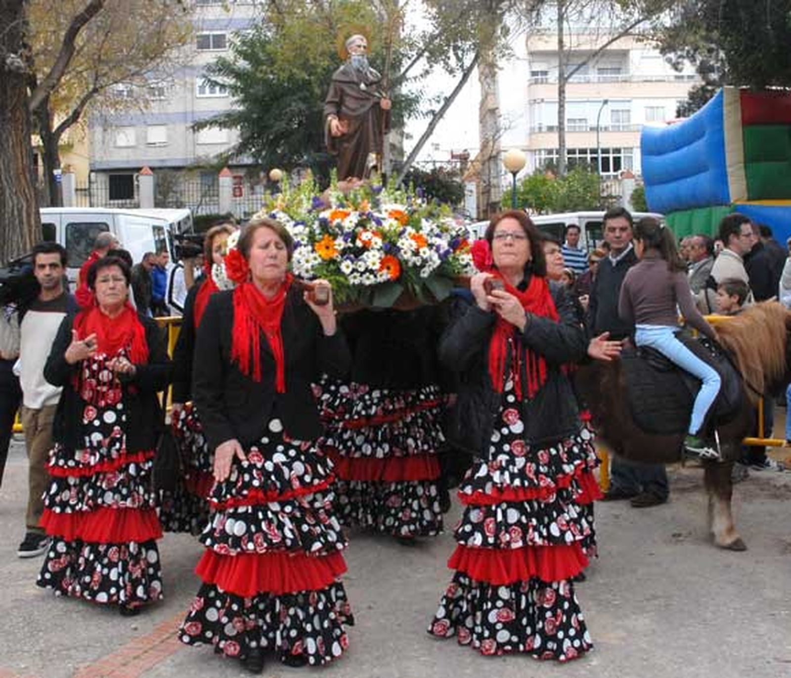 Celebración del día de San Antón en San Fernando, con concurso de mascotas y exhibición de perros policía y antidrogas de las unidades caninas de la armada y Policía Local

Foto: Rioja