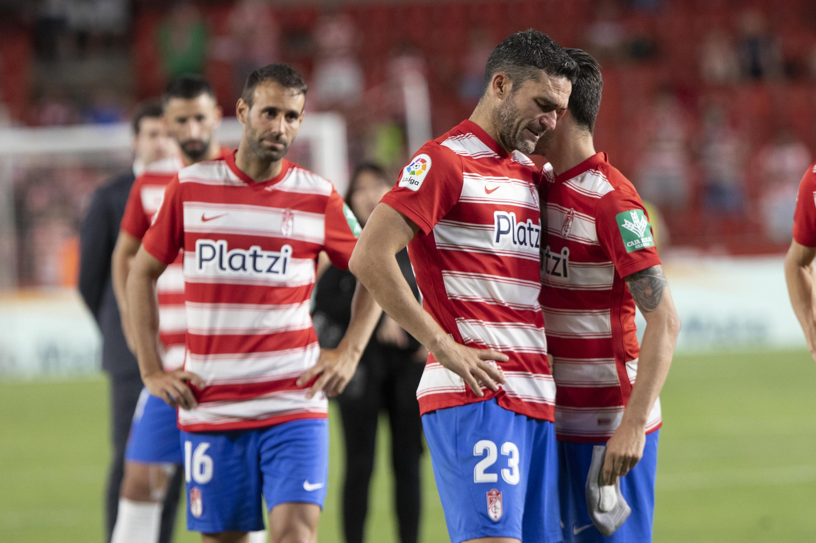 El desconsuelo tras el descenso del Granada CF, en imágenes