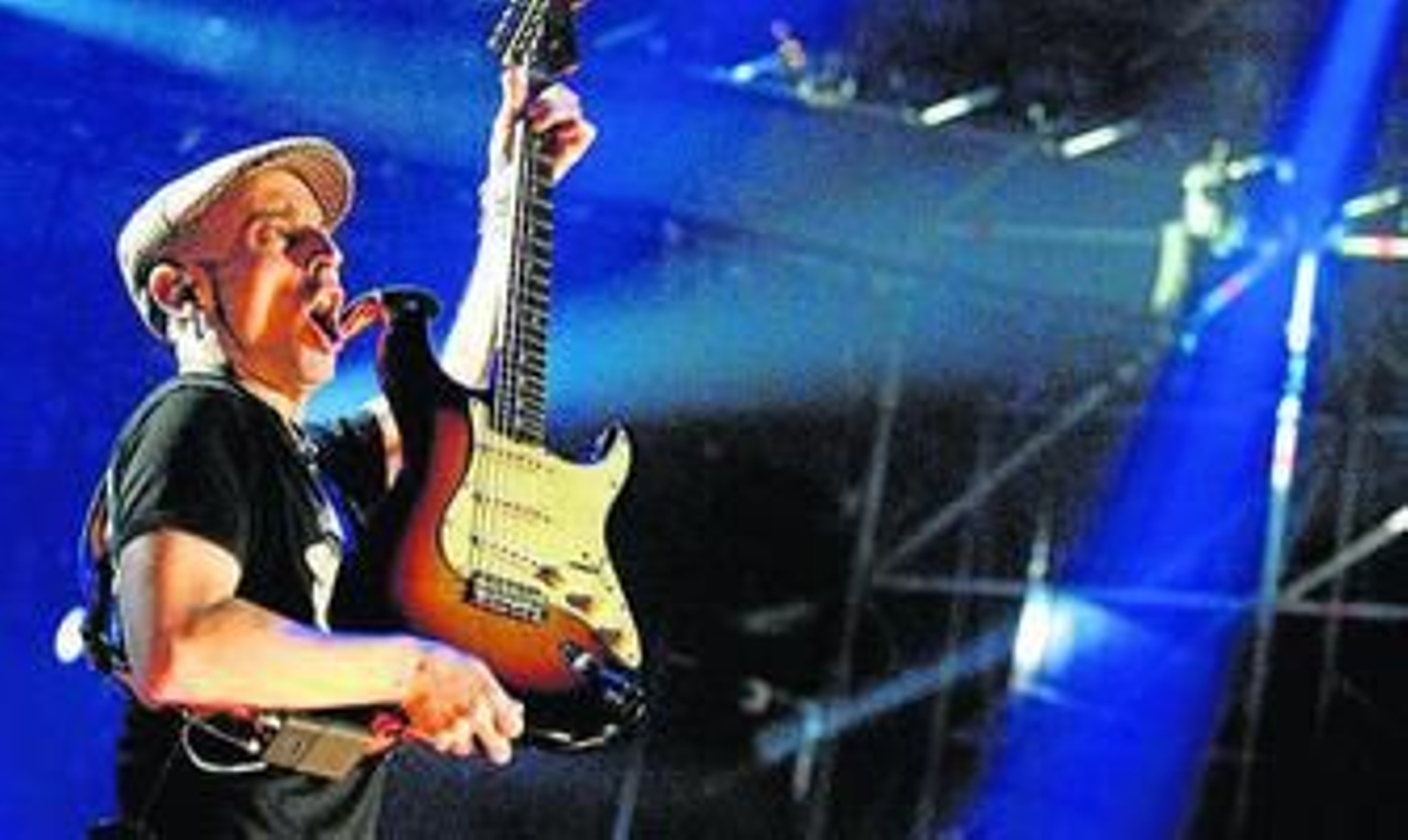 El cantante Fito Cabrales durante un concierto.